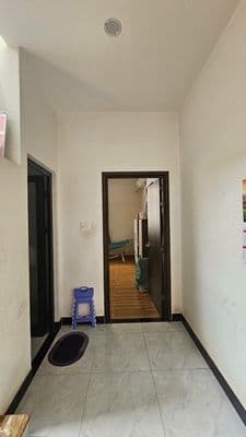 Nhà cho thuê gồm sân ô tô, 3 pn, 2WC
