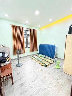 Cho thuê lầu 1 MT Năm Châu P. Bảy Hiền, 90m2, lối đi riêng.