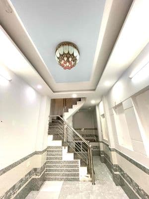 Nhà 1 trệt 2 lầu. 3pn. 3wc. Có chổ đỗ ô tô.