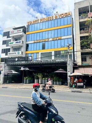 cho thuê toà nhà 1 hầm 5 lầu . Dt sàn 1500m2 . mặt tiền tô ngọc vân