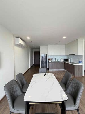 Cho thuê căn góc 2 phòng ngủ FPT Plaza 3, có cửa sổ lấy sáng đầy đủ.m