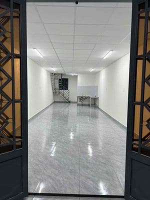 nhà mới mặt tiền rộng có thể kinh doanh đủ các loại dich vụ