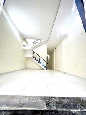 Cho Thuê Nhà DT 6x20 1Trệt 2Lầu 3Pn 4Wc Sân Rộng Ôtô Hẻm Xe Tải
