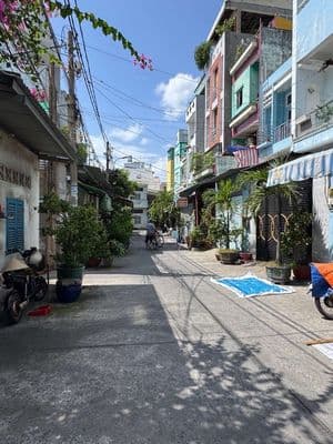 Đường xe hơi, ngang 4m, nở hậu 6m, dài 16m, 3 tầng - Nguyễn Chí Thanh
