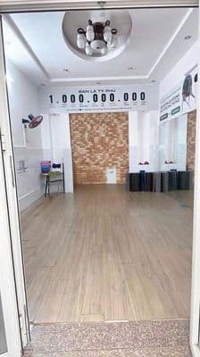 Cho thuê nhà 90 Bạch đằng 10x10m, 3pn, 3wc giá 20tr
