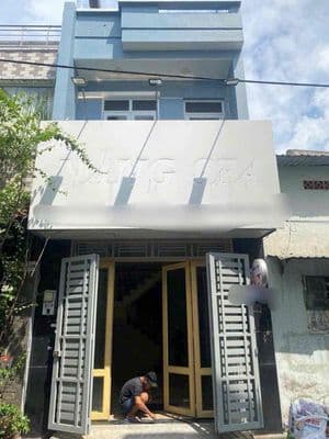 Cho thuê nhà 3 tầng có 3 phòng ngủ hẻm 6m thông gần chợ phạm đăng giản
