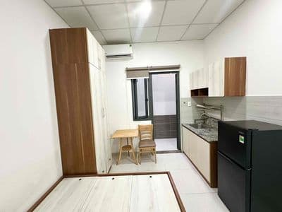 Căn hộ full nội thất - ban công sau ngay công viên làng hoa