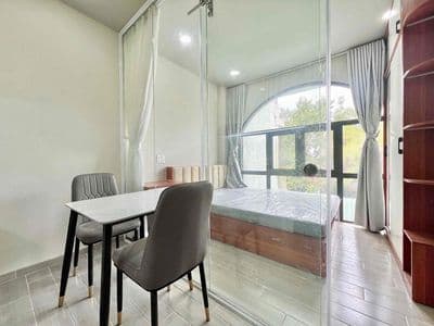 Căn hộ tách bếp cửa sổ lớn ngay cầu bông