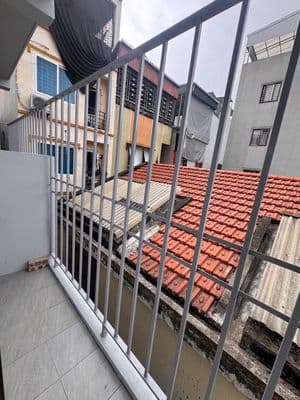 Cho thuê căn hộ studio ban công - cửa sổ ngay trần thái tông,cầu giấy