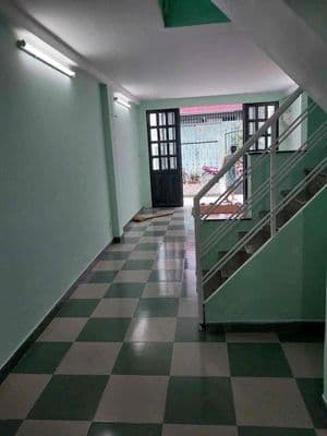 Nhà đang sơn bàn giao mới sạch đẹp 3pn 2wc hẻm xe hơi giá 9tr