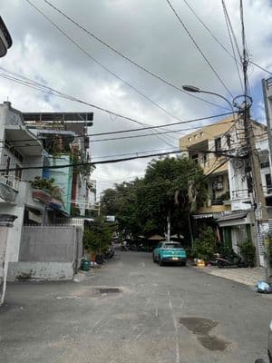 Nhà mới 2 tầng ở trong tháng 9, đường xe hơi, sát nhà thờ Bến Hải