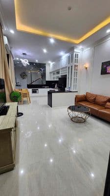 Cho thuê nhà đẹp 3 tầng 2 pn đường ô tô nguyễn văn thoại-sát biển-25tr