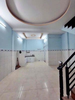 NHÀ QUẬN 5 sát mt Nguyễn Văn Cừ 2PN 2WC 1tr1l