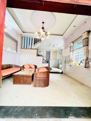 Cho Thuê Nhà DT 6x15m 1Trệt 1Lầu 4Pn 3Wc Sân Rộng Ôtô Hẻm 1 Sẹc Ngắn