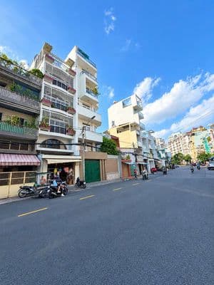 Mặt tiền kinh doanh - 5 tầng - đường rộng rãi trung tâm