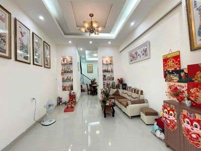 Cho thuê nhà 2 tầng đẹp, đường 49, 45 m2, an ninh, gần chợ Hiệp Bình