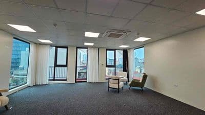 Cho thuê văn phòng tại Huỳnh Thúc Kháng 140m2 giá chỉ 25t full kính