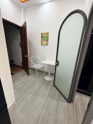 Trống sẵn 2PN cửa sổ nhỏ full nội thất ngay khu Bàu Cát sát VHU TB