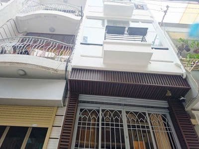 Nhà xây 4 lầu giáp mặt tiền cách mạng tháng 8 hẻm xe hơi sát quận 1.