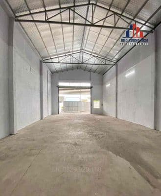 Chủ cho thuê xưởng 300m² = 15tr, tải 10T cao 7m