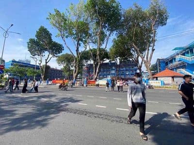 Mặt bằng kinh doanh ngay cổng Trường Đại học Thủ Dầu Một 5x30m,3 tầng