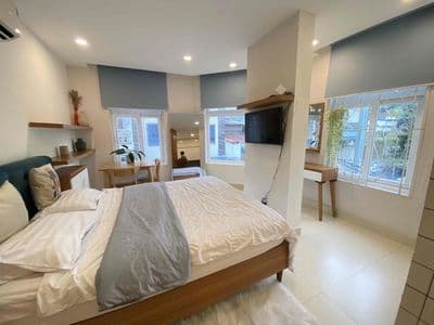 Căn studio cửa sổ trời gần sân bay.
