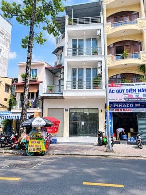 **mặt tiền ngang 7m – 4 tầng trống suốt quận 1**