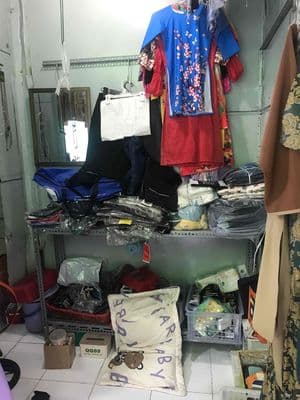 ki ot. bên hông chợ