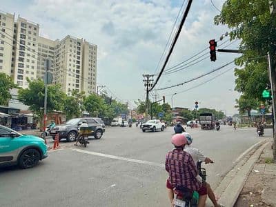 Nhà 2 tầng cách 50m ra mặt tiền tl43 , hẻm ô tô , gía 2,4 t