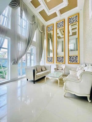 Cho thuê biệt thự 4 tầng mặt tiền Hải Châu , tầng hầm , thang máy