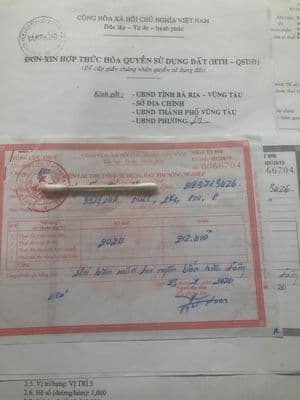 nhà bán có giấy tờ ( thuế riêng ) , hộ khẩu đầy đủ