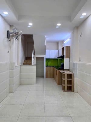 Cho thuê nhà Quận 10, nhà trệt 2 Lầu sân thượng, có sẵn nội thất
