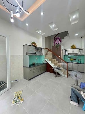 Nhà nguyên căn mặt tiền chợ - gần cmt8 - 1t2l - 2 pn,3wc - mới