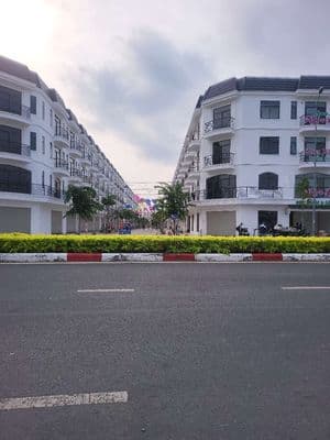 Mặt tiền Quãng Trường Hùng Vương sát Aeon