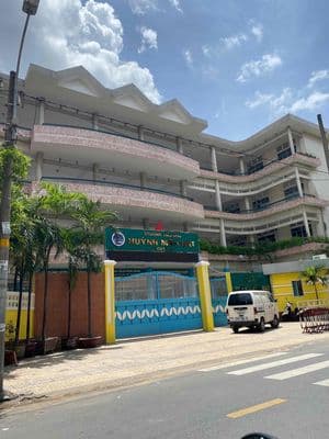 Ch.o th.uê mặt bằng Mặt Tiền Nguyễn Văn Đừng Q.5 - 4 x 8 - lối đi chun