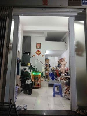 nhà nở hậu . nhà còn mới đẹp . chính chủ đang ở . hẻm xe hơi gần cửa