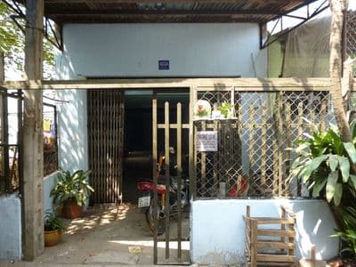 Nhà nguyên căn, điện nước chính, hẻm xe hơi, sân để xe, khu an ninh.