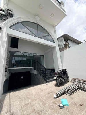 Cho thuê mặt bằng mới xây - mặt tiền đường xe qua lại đông đúc q7
