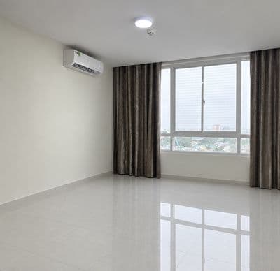 Phòng trống cửa sổ lớn chung cư Q8