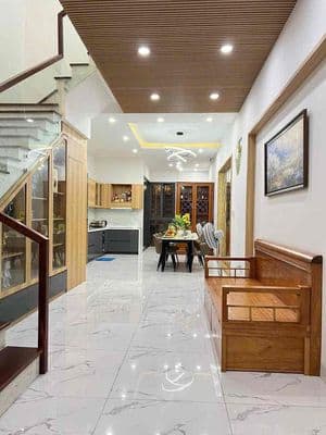 Cho thuê nhà 3 tầng kiệt ô tô cách mạng tháng 8