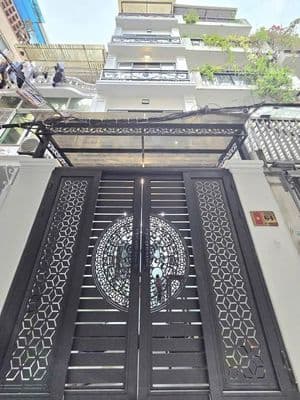 Nhà 5 tầng full đồ, ô tô đỗ cổng, sát phố Ngọc Hà, Ba Đình