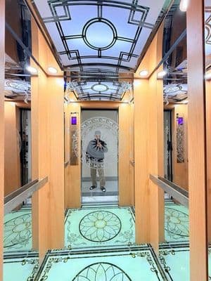 Bán nhà Lạc Long Quân, 5 tầng thang máy, lô góc, nở hậu