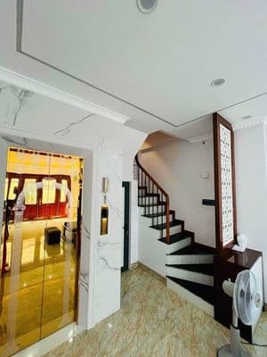 Bán nhà Mễ Trì, 40m2 * 5 tầng, có thang máy, MT 4.1m, căn góc