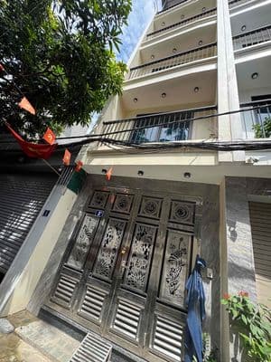 Tư Đình - Long Biên ô tô đỗ cửa gần cầu Trần Hưng Đạo