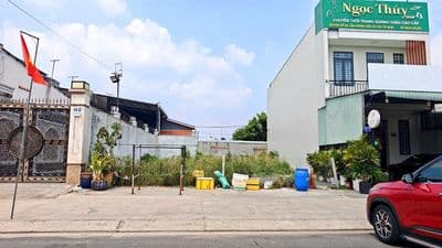 Chủ gửi bán gấp lô mặt tiền đường - ngay chợ việt kiều