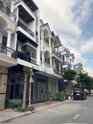 nhà lầu sân xe hơi gần