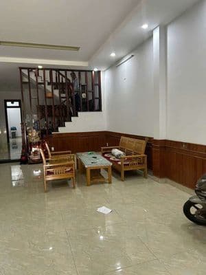 Cho thuê nhà 2 tầng đường: diên hồng - 3 phòng ngủ - 12tr