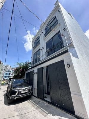 Bán nhà 3 tầng có thang máy cách ql13 200m, đối diện vạn phúc city