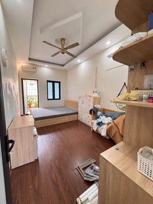 Cho thuê nhà Đường Láng, 40m² x 4,5 tầng 3PN, gần phố, đủ đồ, 15 triệu