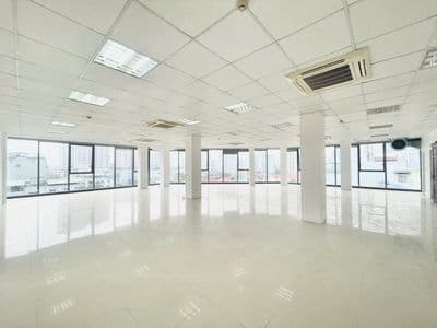 Iêu phẩm cho thuê vp lô góc 3 mặt thoáng phố dịch vọng 200m² chỉ 42tr